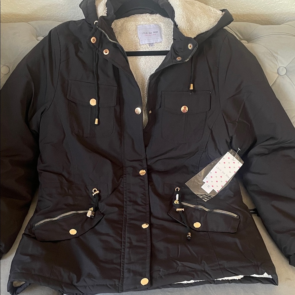 Elegant Black Puffer Jacket with Gold Details